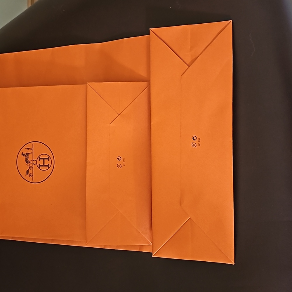 Lot of Hermes shopping bags, box and small duster bag. - Picture 10 of 10